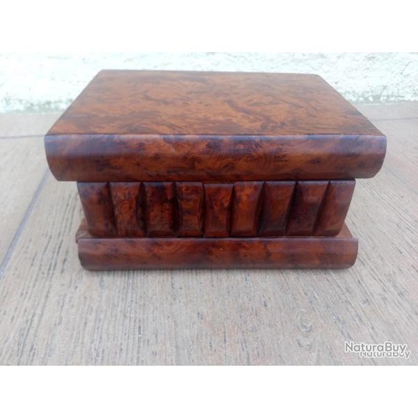 MAGNIFIQUE ET RARE BOITE A SECRET EN LOUPE DE THUYA . UNE CLE .