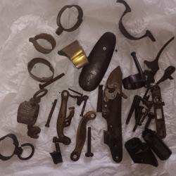 Lot de pi&egrave;ces de fusils &agrave; silex divers