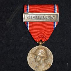 MEDAILLE DE VERDUN- MODULE EN BRONZE SIGNE G.PRUHOMME-AGRAFE VERDUN- GRANDE GUERRE 1914/18