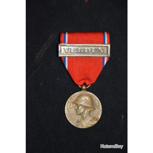 MEDAILLE DE VERDUN- MODULE EN BRONZE SIGNE G.PRUHOMME-AGRAFE VERDUN- GRANDE GUERRE 1914/18