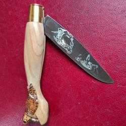 Couteau canif Le P&eacute;rigord Lame grav&eacute;e chien Manche olivier sculpt&eacute; b&eacute;casse