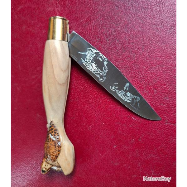 Couteau canif Le P�rigord Lame grav�e chien Manche olivier sculpt� b�casse