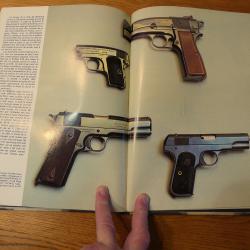 LIVRE SUR LES ARMES COMME NEUF - INTERIEUR MONTRANT BEAUCOUP DE VUES D' ARMES DE POINGS ET PLUS