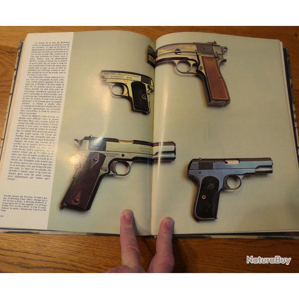 LIVRE SUR LES ARMES COMME NEUF - INTERIEUR MONTRANT BEAUCOUP DE VUES D' ARMES DE POINGS ET PLUS