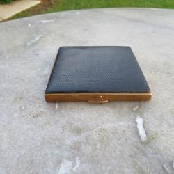 Ancien poudrier vintage en cuir noir et laiton dor&eacute;e - FRANCE (Vers 1950-60)