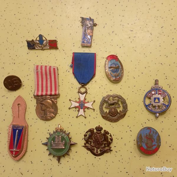 Lot d'insignes et m�dailles