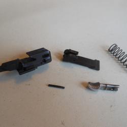 ENSEMBLE DE PIECES AVEC DOIGT D'ARMEMENT ET PIECES DE MANOEUVRE POUR FUSIL BROWNING 2000