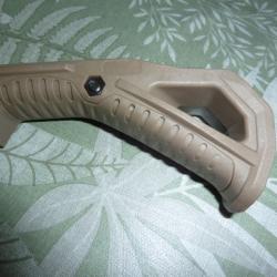 Poign&eacute;e avant inclin&eacute;e