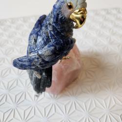 Sculpture d'oiseau en Amazonie, solidarit&eacute; et quartz rose