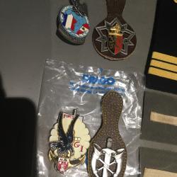 Lot militaria, insignes, pucelles, &eacute;cussons et grades.