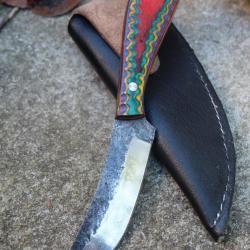 Couteau Skinner de Chasse Scimitar Lame Acier Carbone 1075 Manche Black/Red Etui Cuir F Artisanale