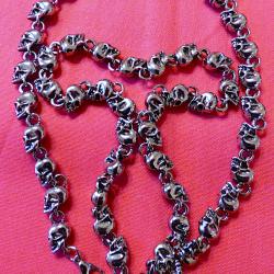 SPLENDIDE CHA&Icirc;NE EN ACIER ARGENTE = 69cm SANS MAILLON, JUSTE DES T&Ecirc;TES DE MORT ASSEMBLEES ENSEMBLE