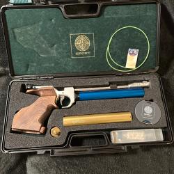 Steyr LP2 avec deux bouteilles, drapeau et une bo&icirc;te de plomb.