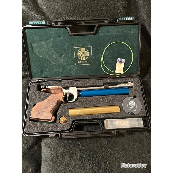 Steyr LP2 avec deux bouteilles, drapeau et une bo�te de plomb.