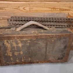 Caisse de mitrailleuse hotchkiss avec bande