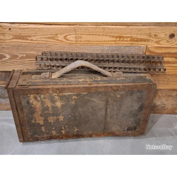 Caisse de mitrailleuse hotchkiss avec bande