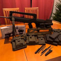 Famas MAS 222 + 9 chargeurs + PGM Picatinny + point rouge et magnifier Vortex + accessoires