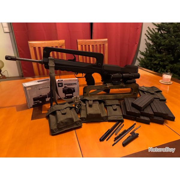 Famas MAS 222 + 9 chargeurs + PGM Picatinny + point rouge et magnifier Vortex + accessoires
