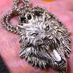 T-BELLE CHA&Icirc;NE FINE EN ACIER ARGENTE + PENDENTIF T&Ecirc;TE DE LOUP SUPERBE ET ARGENTE EGALEMENT 58cm