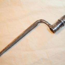 Ba&iuml;onnette courte &agrave; douille d'officier courb&eacute;e &eacute;poque XVIII i&egrave;me si&egrave;cle ref AND19DOU001