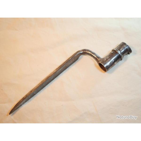 Ba�onnette courte � douille d'officier courb�e �poque XVIII i�me si�cle ref AND19DOU001