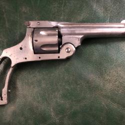 Carcasse de Smith et Wesson cal 44 Russian , avec barillet , extracteur , canon.