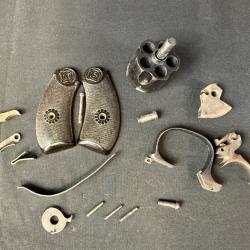 PI&Egrave;CES D&Eacute;TACH&Eacute;ES HARRINGTON RICHARDSON 1er mod&egrave;le 32sw