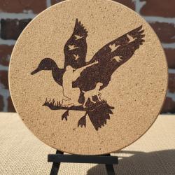 Dessous de plat en li&egrave;ge - Motif chasse au canard - &Oslash; 18 cm