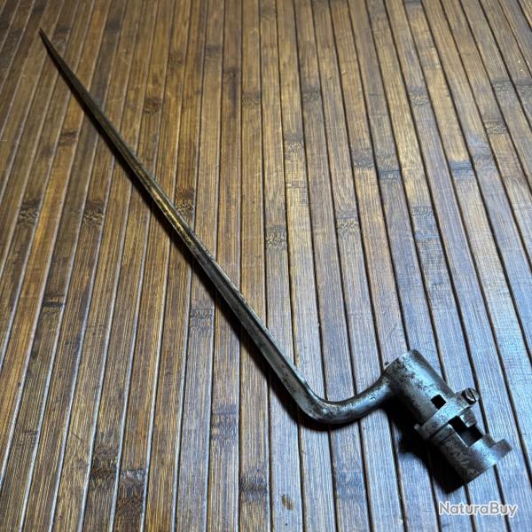 BA�ONNETTE A DOUILLE 1822 FRANCE AVEC MATRICULE ET POIN�ONN�ES REGLEMENTAIRE