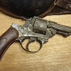 Revolver r&eacute;glementaire mod&egrave;le 1873 en mauvais &eacute;tat et son &eacute;tui jambon d'origine