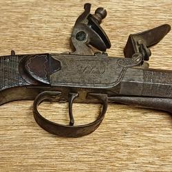 Magnifique et tr&egrave;s rare petit pistolet belge JULIARD &agrave; silex et &agrave; ba&iuml;onnette lan&ccedil;ante