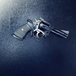 Support magn&eacute;tique universel pour pistolet et revolver - Orientation droite