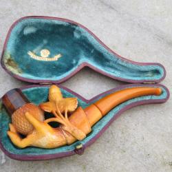 Ancienne pipe en &eacute;cume de mer et ambre avec son &eacute;crin d'origine en cuir - FRANCE (Fin XIX&eacute;)