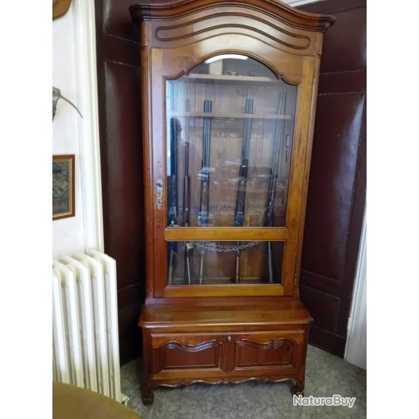 Superbe Armoire � fusil vitr�e et en noyer avec coffre (sans fusil)