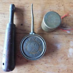 outils anciens pour mitrailleuse hotchkiss burette huile boite a amorces et l objet mistere ??