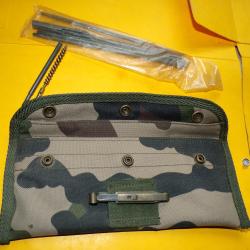 POCHETTE DE NETTOYAGE POUR FAMAS DE L'ARMEE FRANCAISE , CALIBRE 5,56 MM ,  ETAT NEUF VOIR PHOTOS  .