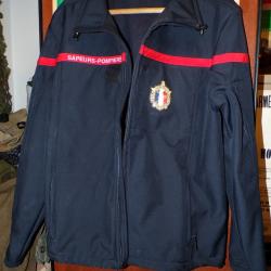 BLOUSON POLAIRE TRADITIONEL DES SAPEURS POMPIERS  , TAILLE 112 SOIT 43-44 OU XL  ,NEUF AVEC ETIQUETT