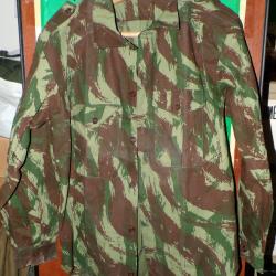 CHEMISE CAMOUFLEE A MANCHES LONGUES , PAS D'ETIQUETTE , TAILLE 39-40 OU M  ,BON ETAT VOIR PHOTOS . P