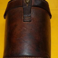 ETUI EN CUIR ROND  REGLEMENTAIRE DE L'ARMEE FRANCAISE  , VENDU DANS L' ETAT VOIR PHOTOS . POUR TOUT