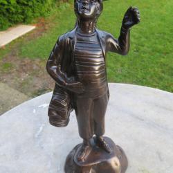 Grande sculpture en bronze patin&eacute; nuanc&eacute; repr&eacute;sentant un Golfeur/Caddie de Golf (XX&eacute;)