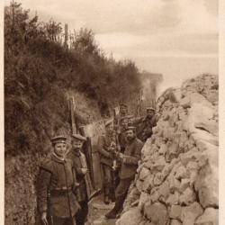 CPA - Soldats allemands dans une tranch&eacute;e - N&deg;4503
