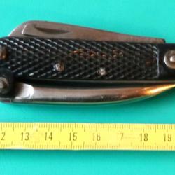 Couteau r&eacute;glementaire britannique .