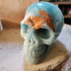 Sculpture de cr&acirc;ne en amazonite : tr&eacute;sor de la Terre, veine dor&eacute;e