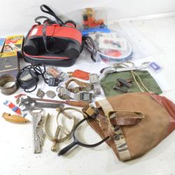 Lot objets divers, fond de tiroir. Brocante, montres, badges, jumelles, militaria...