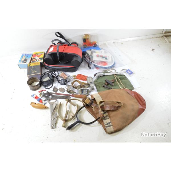 Lot objets divers, fond de tiroir. Brocante, montres, badges, jumelles, militaria...