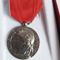 M&eacute;daille honneur Travail en argent