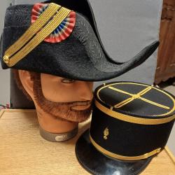 Lot coiffures d'un &eacute;l&egrave;ve de Polytechnique bicorne + k&eacute;pi matricul&eacute;s taille 57/58