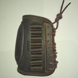 Bonjour je vends une cartouchi&egrave;re de crosse pour carabine + busc en cuir v&eacute;ritable, 8 &eacute;tuis &agrave; balles
