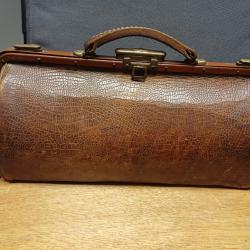 Superbe ancienne sacoche de m&eacute;decin en cuir de crocodile - d&eacute;but XX&egrave;me si&egrave;cle