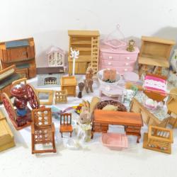 Lot miniatures petits meubles, bibelots. Sylvanian families et similaire.
